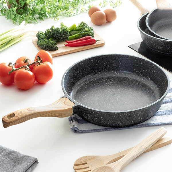 Premium stegepande med granit effekt (28 cm)