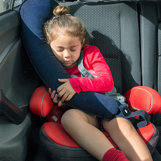 Ergonomisk rejsekudde med sædefæste